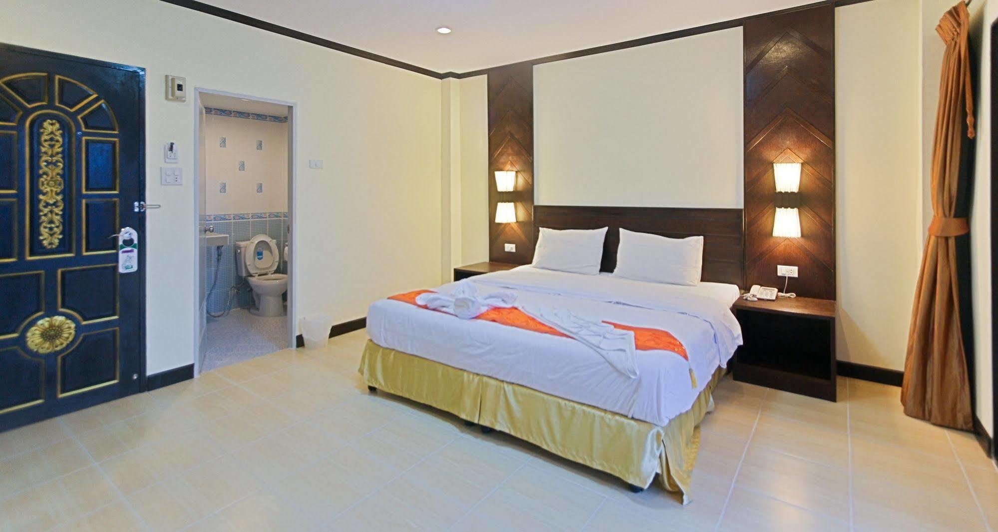 Absolute Guesthouse Phuket Patong Extérieur photo